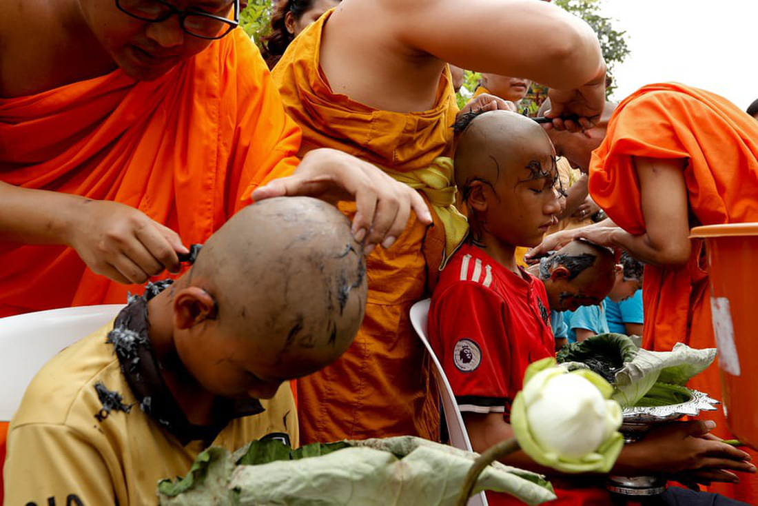 Nghi lễ ‘Quy y cửa Phật’ của những cậu bé xinh như hoa ở Thái Lan - Ảnh 2.