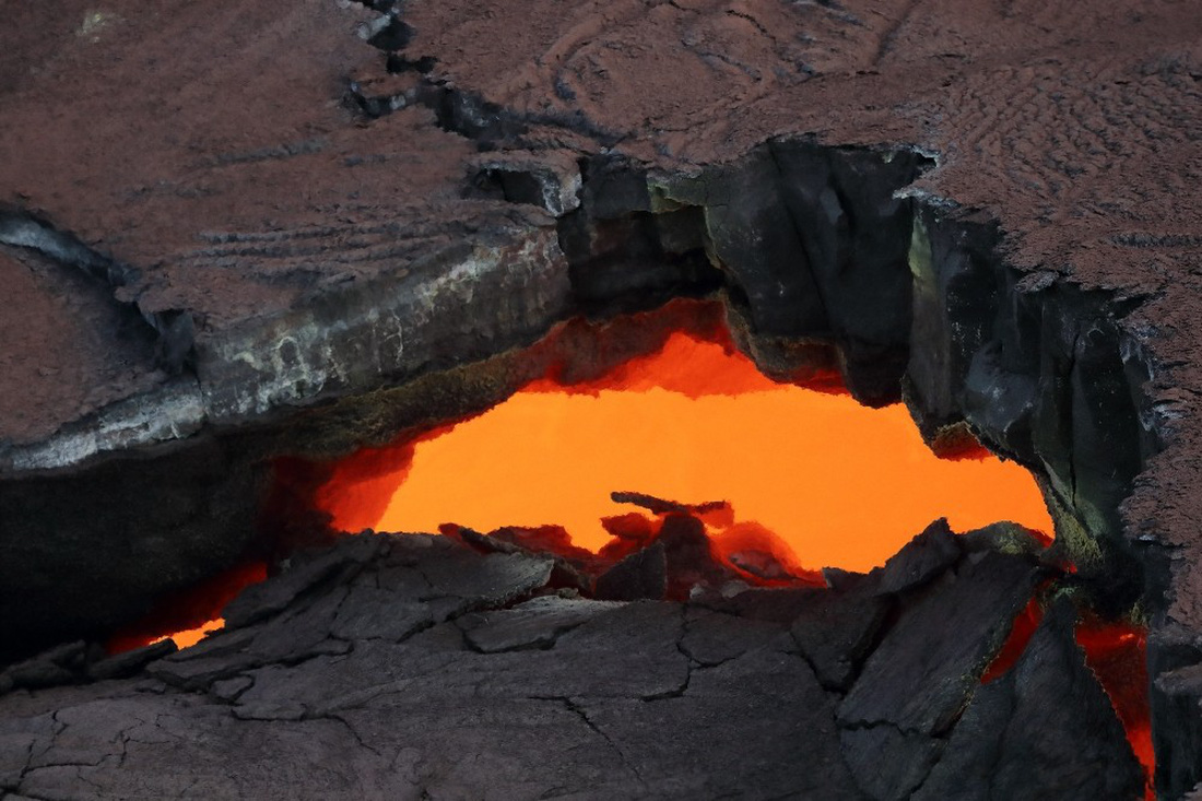 Cận cảnh núi lửa phun ở Hawaii khiến cả ngàn người di tản - Ảnh 8.