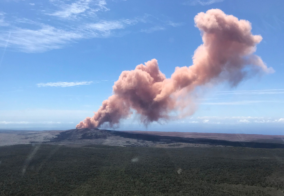 Cận cảnh núi lửa phun ở Hawaii khiến cả ngàn người di tản - Ảnh 1.