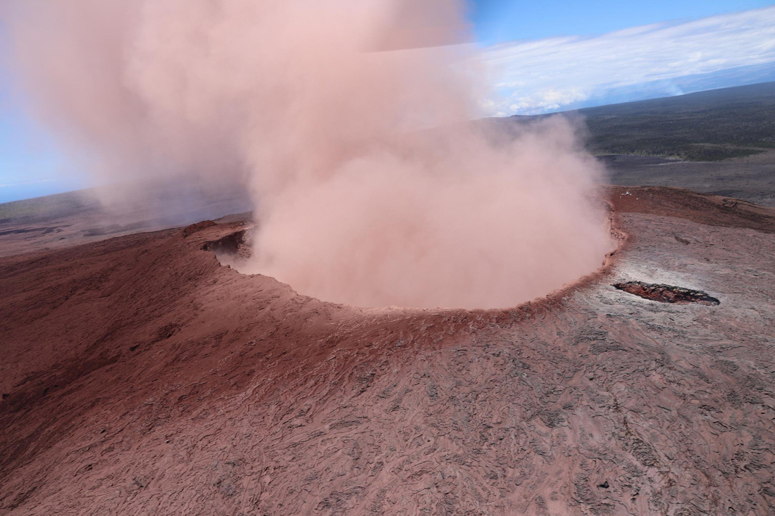 Cận cảnh núi lửa phun ở Hawaii khiến cả ngàn người di tản - Ảnh 9.