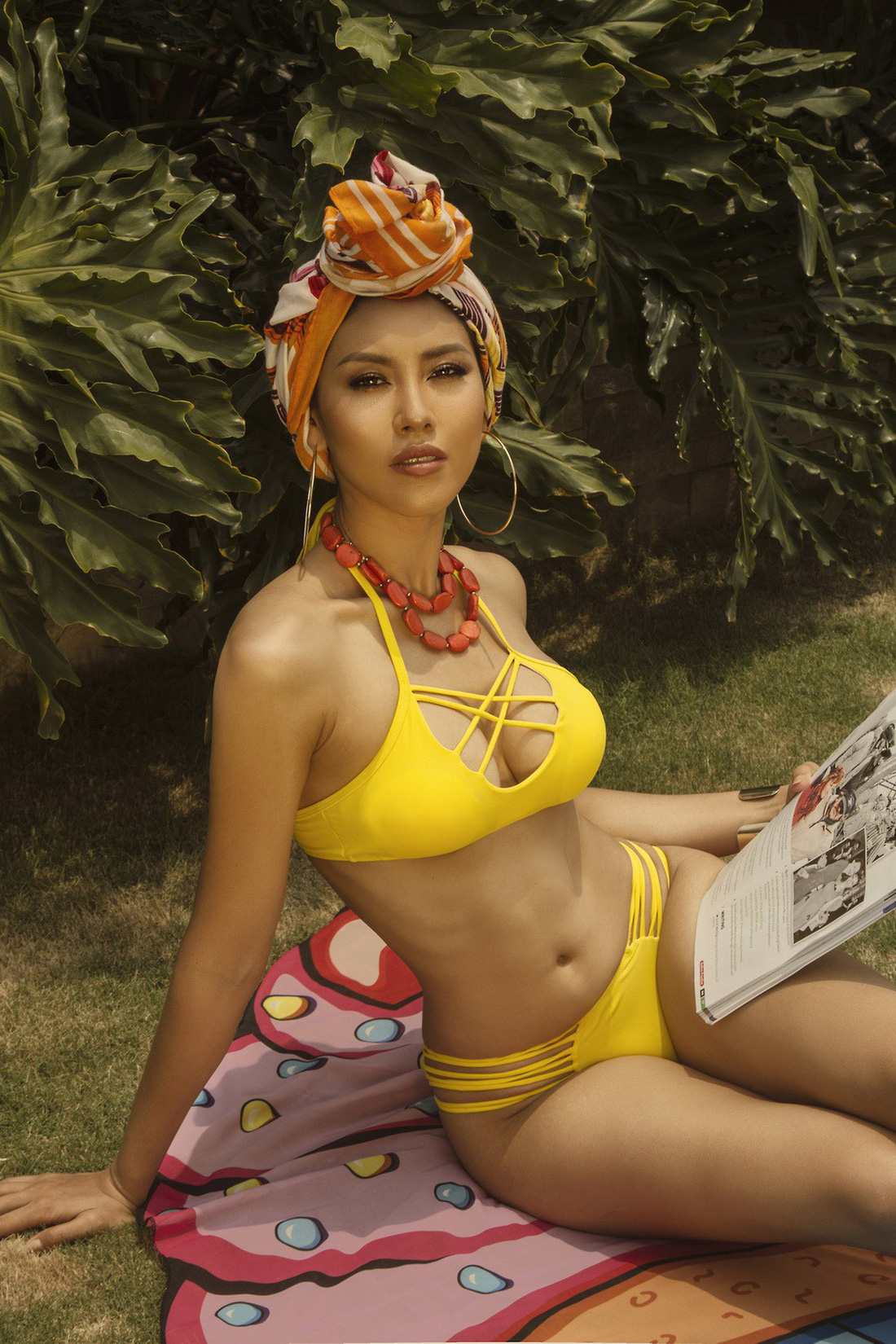 Á hậu Nguyễn Thị Loan nóng bỏng với bikini rực rỡ sắc hè - Ảnh 4.