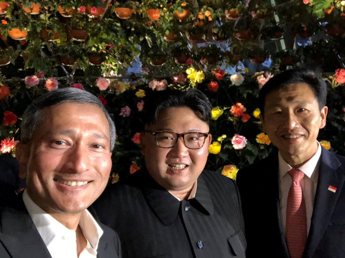 Ông Kim Jong Un cùng dạo phố, selfie với ngoại trưởng Singapore - Ảnh 3.