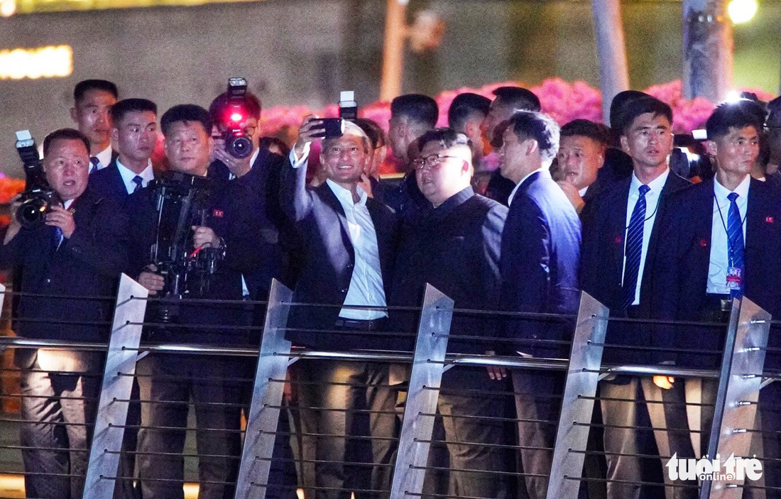 Ông Kim Jong Un cùng dạo phố, selfie với ngoại trưởng Singapore - Ảnh 1.