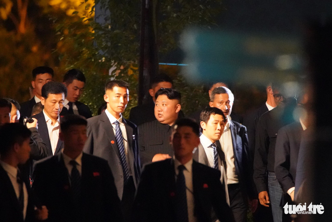 Ông Kim Jong Un cùng dạo phố, selfie với ngoại trưởng Singapore - Ảnh 9.
