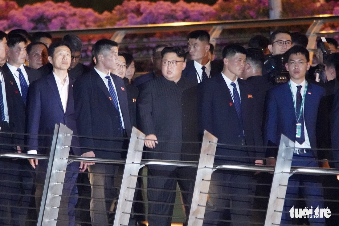 Ông Kim Jong Un cùng dạo phố, selfie với ngoại trưởng Singapore - Ảnh 4.