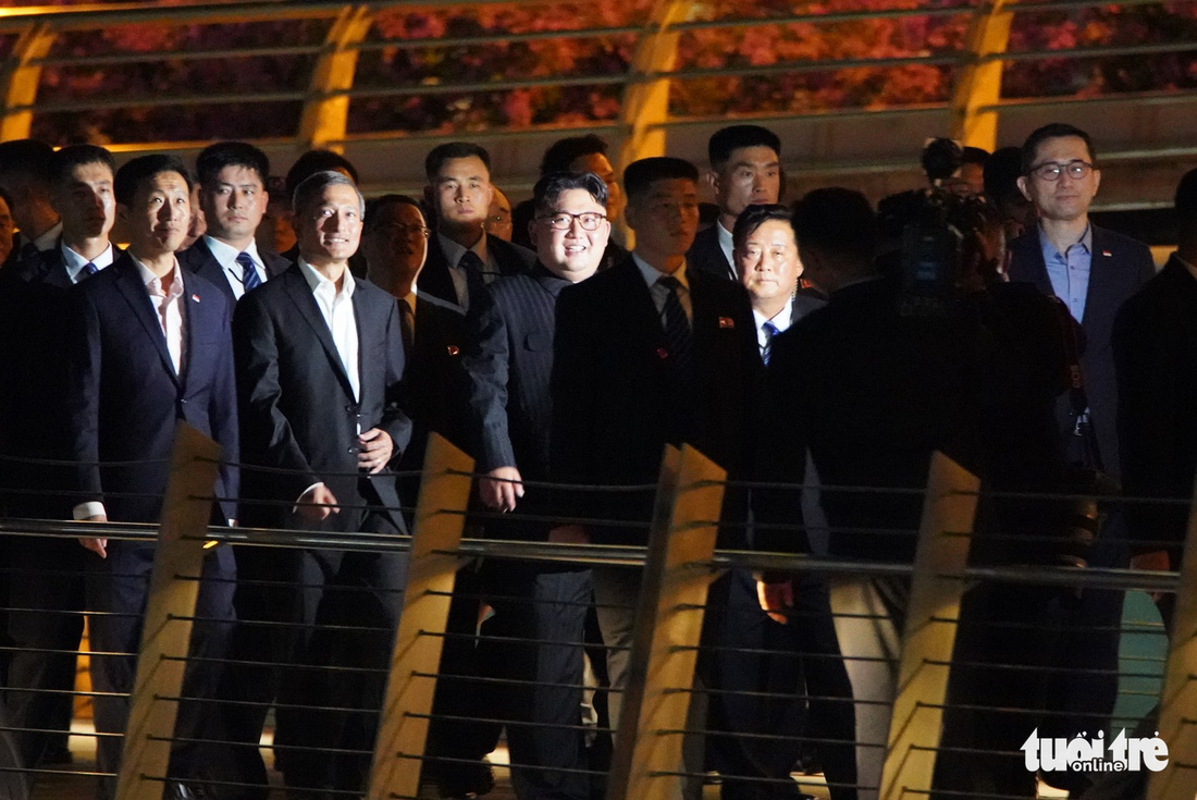 Ông Kim Jong Un cùng dạo phố, selfie với ngoại trưởng Singapore - Ảnh 5.