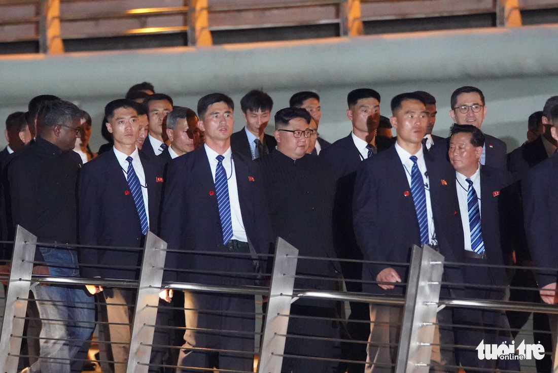 Ông Kim Jong Un cùng dạo phố, selfie với ngoại trưởng Singapore - Ảnh 7.