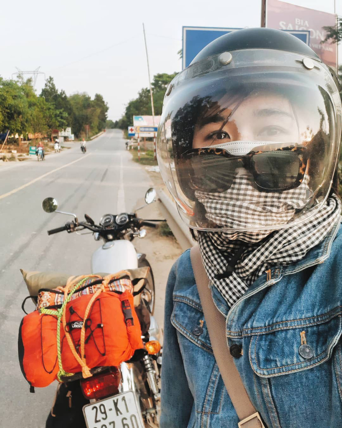 Nữ phượt thủ xuyên Việt độc hành bằng xe máy - Ảnh 1.