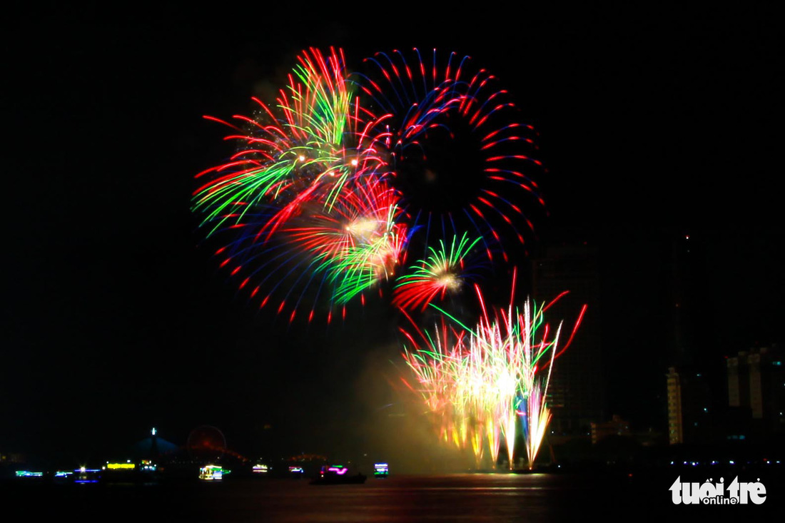 Xem Ý và Hong Kong biểu diễn pháo hoa trên bầu trời Đà Nẵng - Ảnh 9.