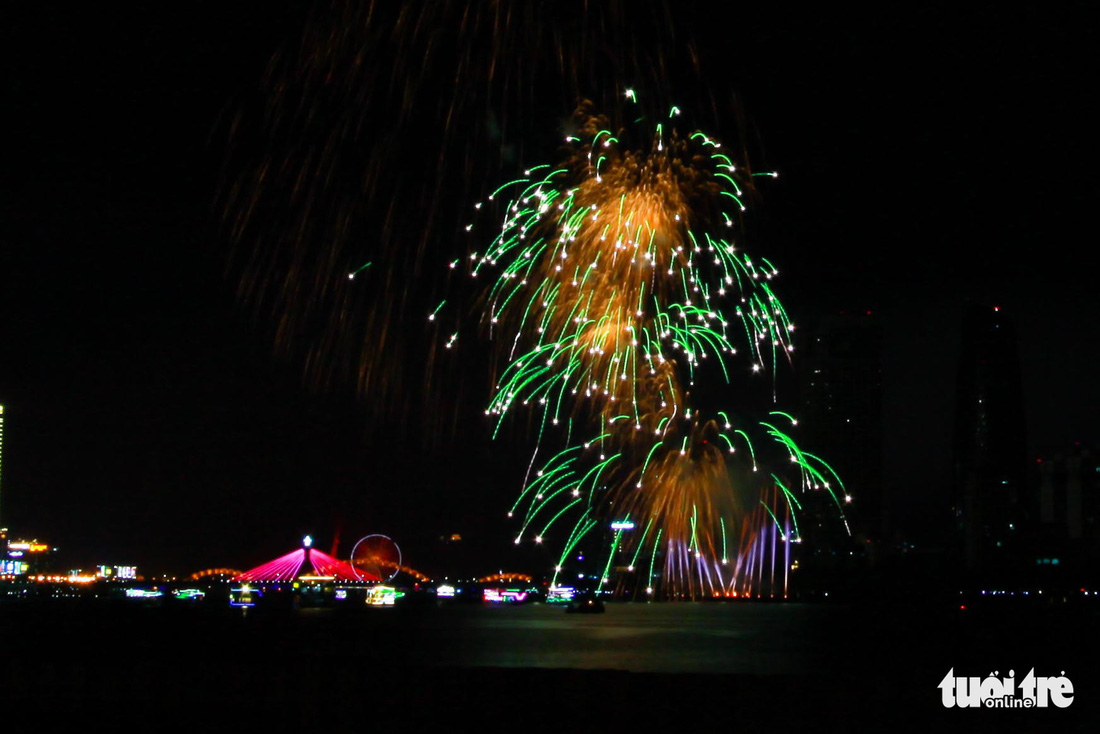 Xem Ý và Hong Kong biểu diễn pháo hoa trên bầu trời Đà Nẵng - Ảnh 10.