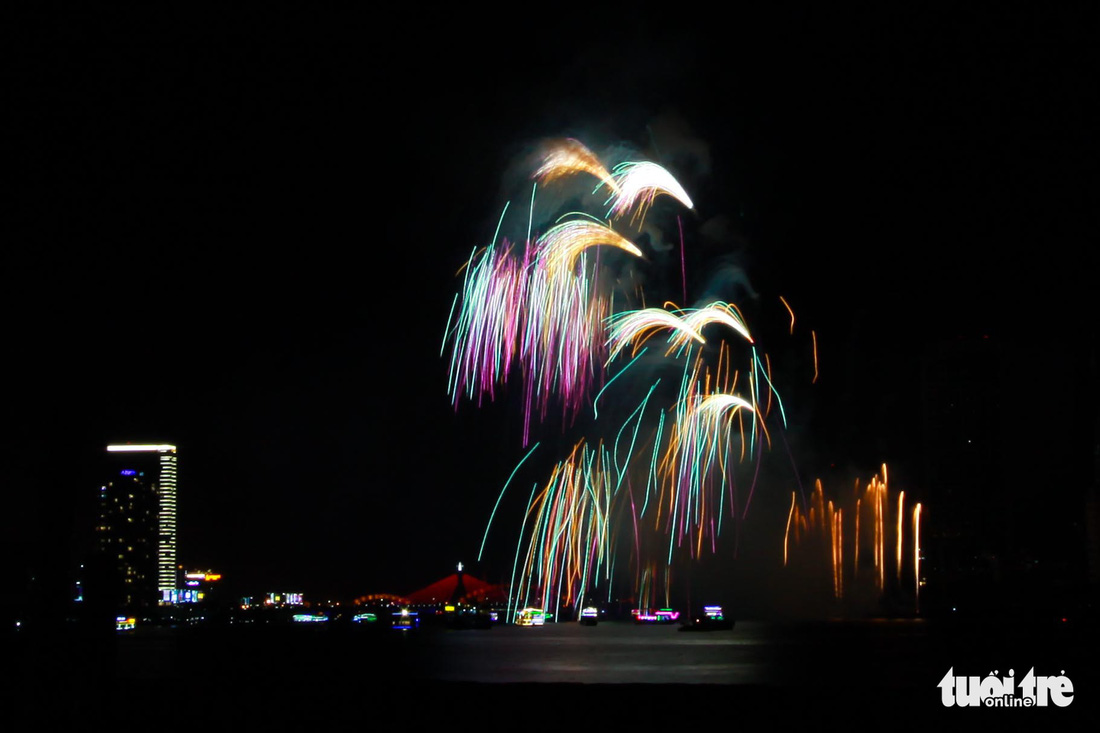 Xem Ý và Hong Kong biểu diễn pháo hoa trên bầu trời Đà Nẵng - Ảnh 14.