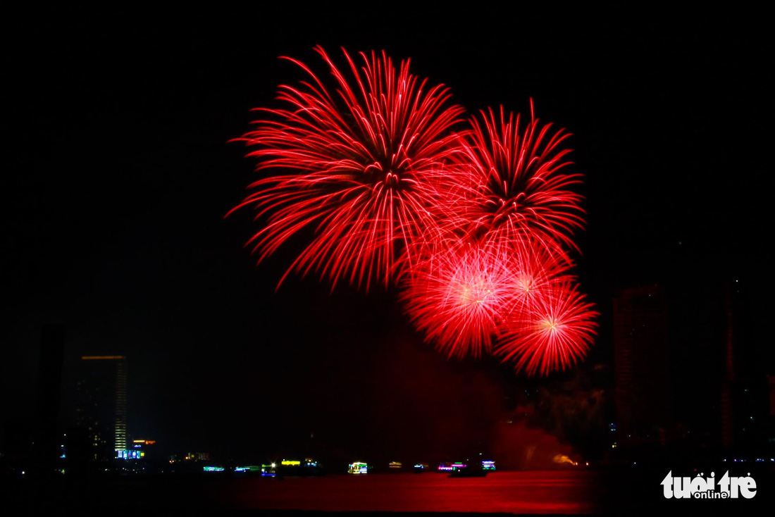 Xem Ý và Hong Kong biểu diễn pháo hoa trên bầu trời Đà Nẵng - Ảnh 15.