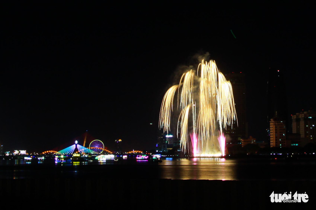 Xem Ý và Hong Kong biểu diễn pháo hoa trên bầu trời Đà Nẵng - Ảnh 3.