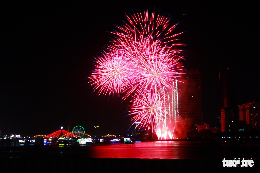 Xem Ý và Hong Kong biểu diễn pháo hoa trên bầu trời Đà Nẵng - Ảnh 2.