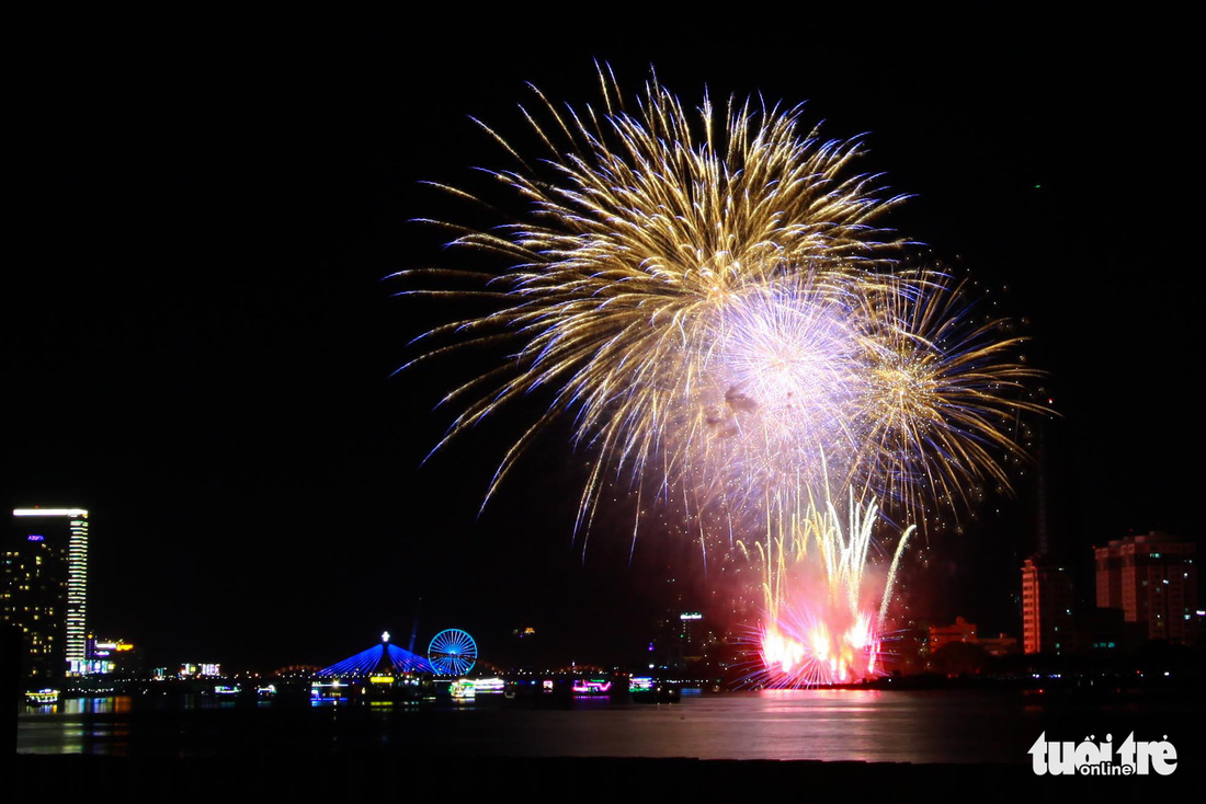 Xem Ý và Hong Kong biểu diễn pháo hoa trên bầu trời Đà Nẵng - Ảnh 4.