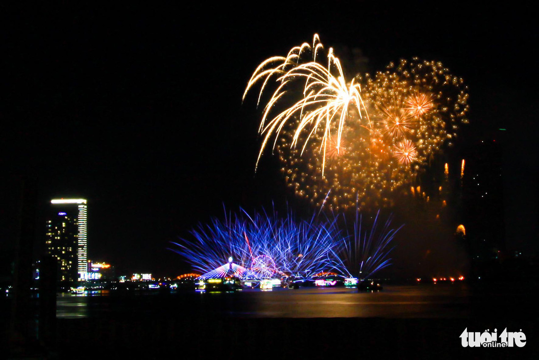 Xem Ý và Hong Kong biểu diễn pháo hoa trên bầu trời Đà Nẵng - Ảnh 5.