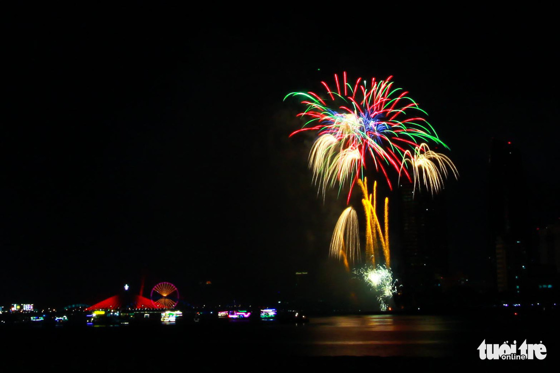 Xem Ý và Hong Kong biểu diễn pháo hoa trên bầu trời Đà Nẵng - Ảnh 8.