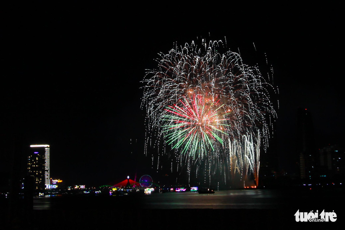 Xem Ý và Hong Kong biểu diễn pháo hoa trên bầu trời Đà Nẵng - Ảnh 6.