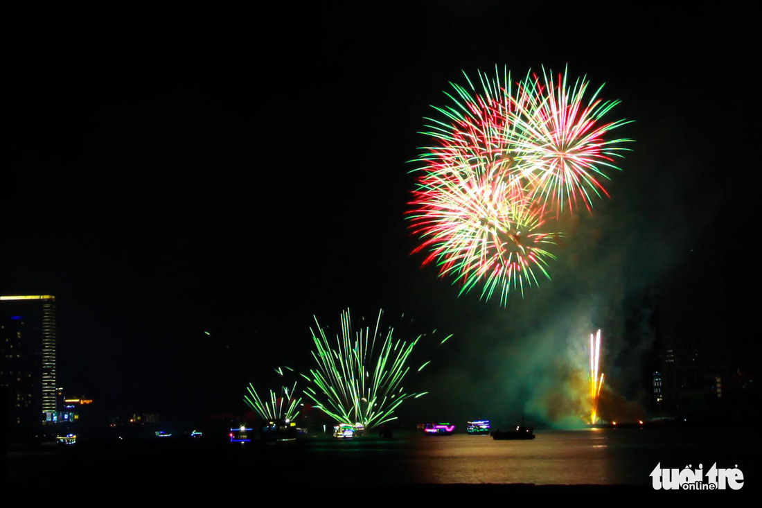 Xem Ý và Hong Kong biểu diễn pháo hoa trên bầu trời Đà Nẵng - Ảnh 7.