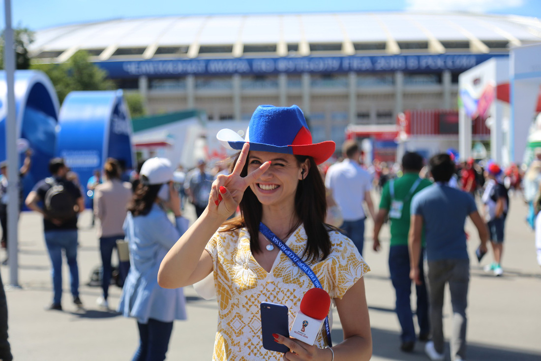 Quá xinh đẹp, nhiều nữ phóng viên khó tác nghiệp ở World Cup 2018 - Ảnh 4.