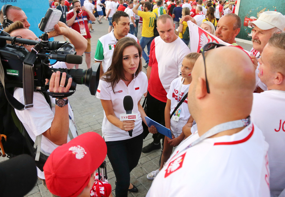 Quá xinh đẹp, nhiều nữ phóng viên khó tác nghiệp ở World Cup 2018 - Ảnh 2.