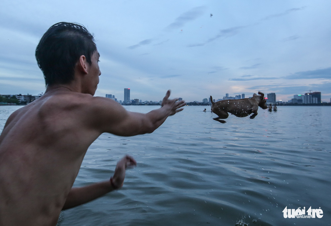 Hà Nội nắng nóng, bãi tắm hồ Tây đông đúc người tắm giải nhiệt - Ảnh 11.