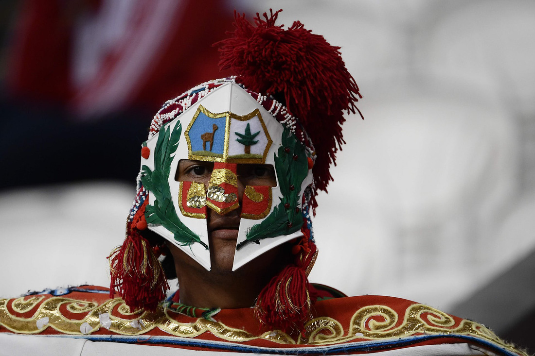 Fan World Cup ấn tượng với khuôn mặt nhiều sắc màu - Ảnh 2.