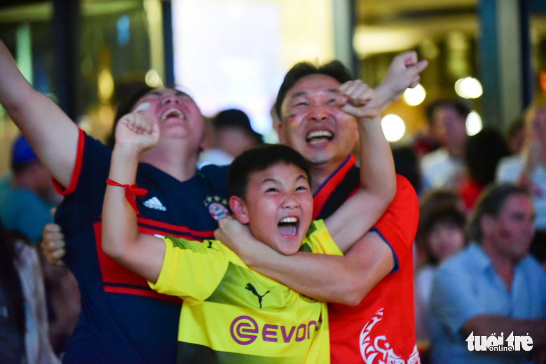 Fan hâm mộ tại Sài Gòn tiếc ngẩn ngơ khi tuyển Đức thua trận - Ảnh 18.