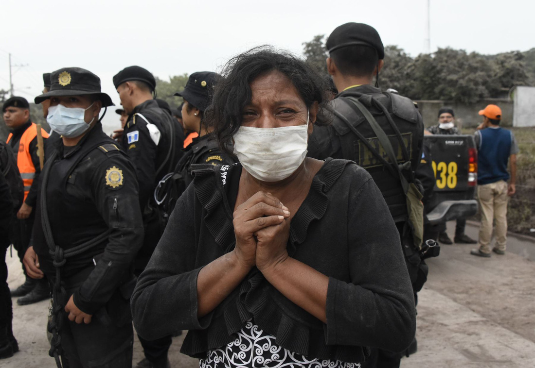 Hình ảnh tang thương khi núi lửa phun giết hàng chục người ở Guatemala - Ảnh 13.