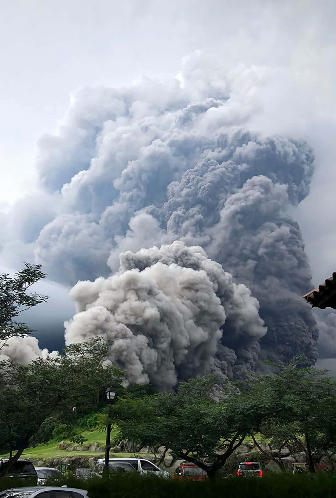 Hình ảnh tang thương khi núi lửa phun giết hàng chục người ở Guatemala - Ảnh 3.