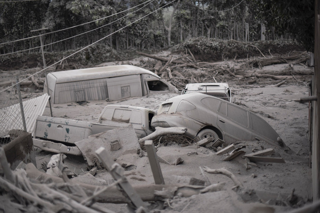 Hình ảnh tang thương khi núi lửa phun giết hàng chục người ở Guatemala - Ảnh 4.
