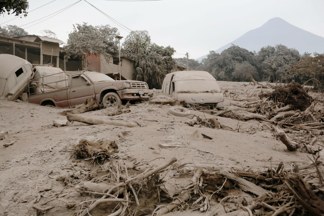 Hình ảnh tang thương khi núi lửa phun giết hàng chục người ở Guatemala - Ảnh 14.