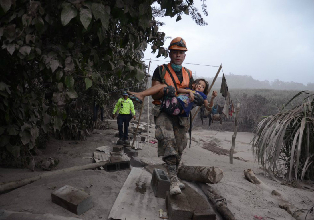Hình ảnh tang thương khi núi lửa phun giết hàng chục người ở Guatemala - Ảnh 5.