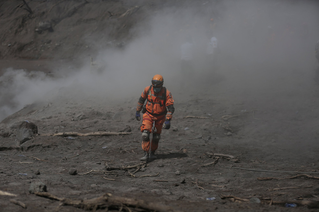 Tro bụi núi lửa xóa đi sự sống ở Guatemala - Ảnh 3.