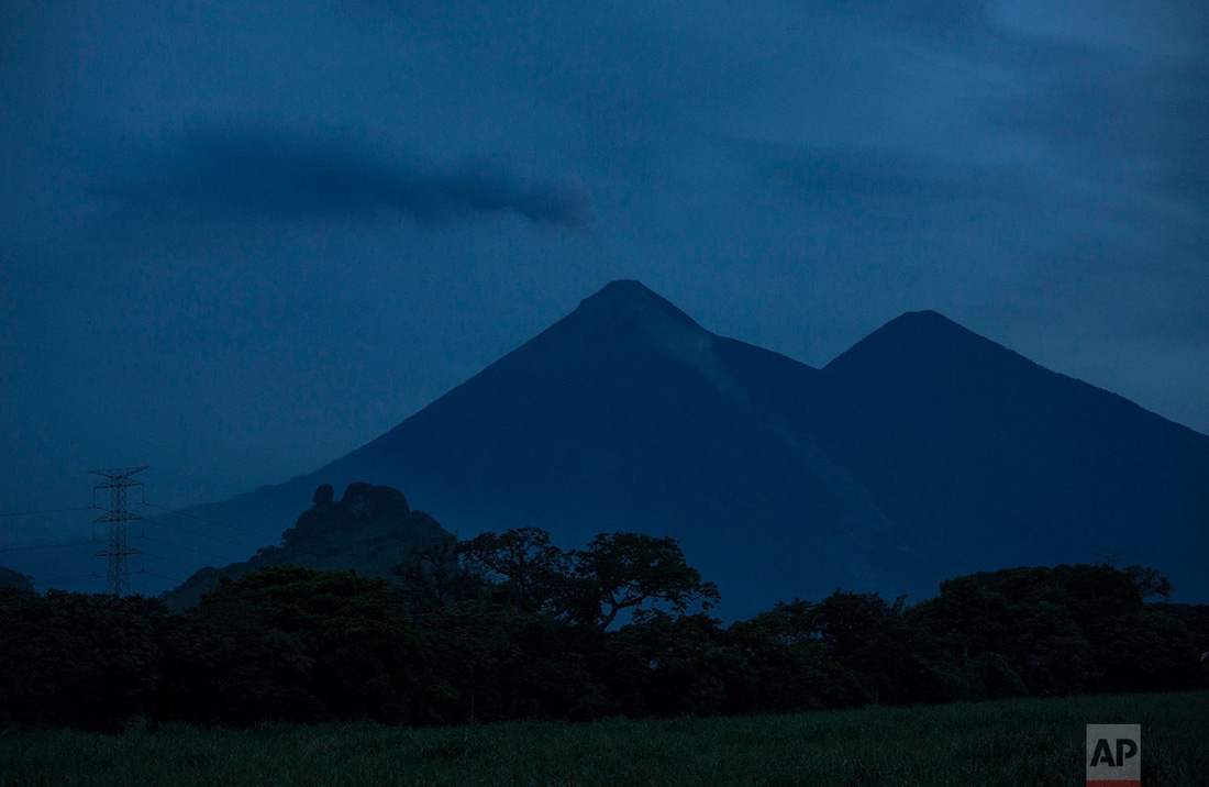 Tro bụi núi lửa xóa đi sự sống ở Guatemala - Ảnh 22.