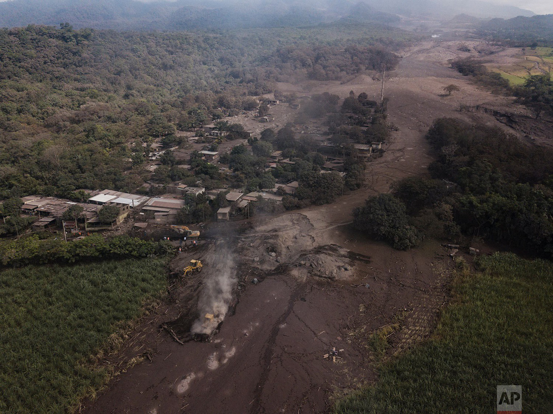 Tro bụi núi lửa xóa đi sự sống ở Guatemala - Ảnh 21.