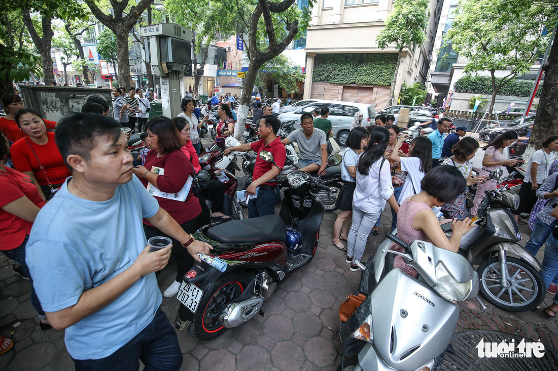 Con đi thi, phụ huynh Hà Nội căng như dây đàn - Ảnh 1.