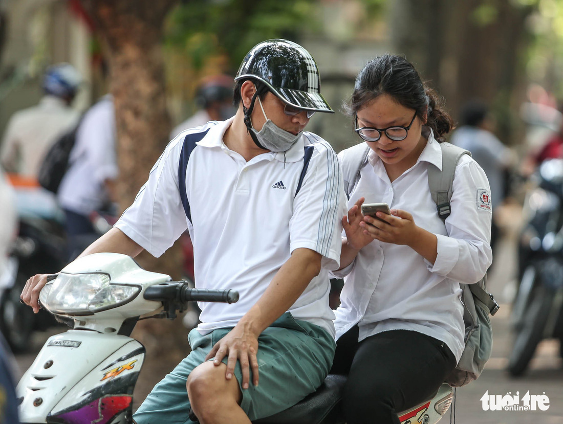 Con đi thi, phụ huynh Hà Nội căng như dây đàn - Ảnh 2.