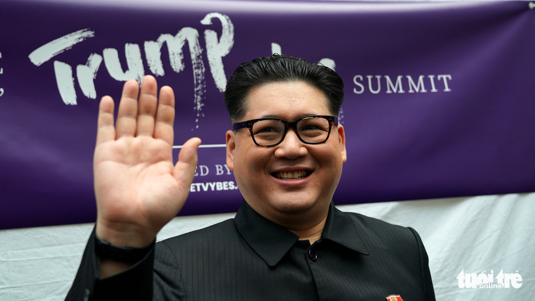 Gặp gỡ ‘bản sao’ của ông Kim Jong Un tại Singapore - Ảnh 3.