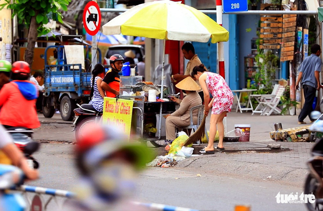 Tại TP.HCM, miệng cống là bãi rác - Ảnh 2.