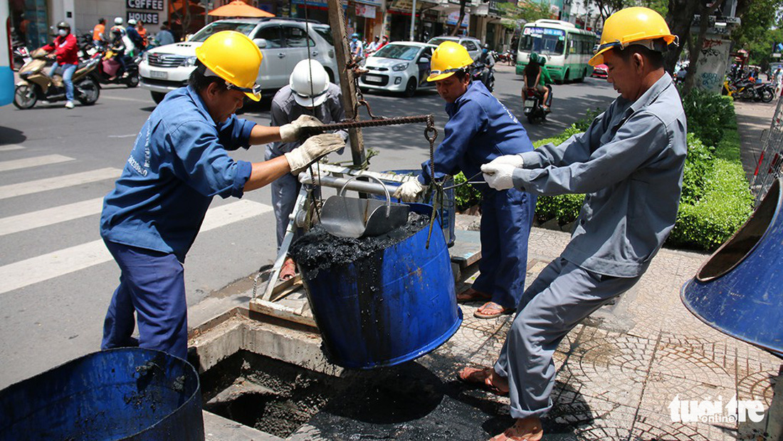 Thế giới rác trong lòng cống: Hiểm nguy rình rập - Ảnh 6.