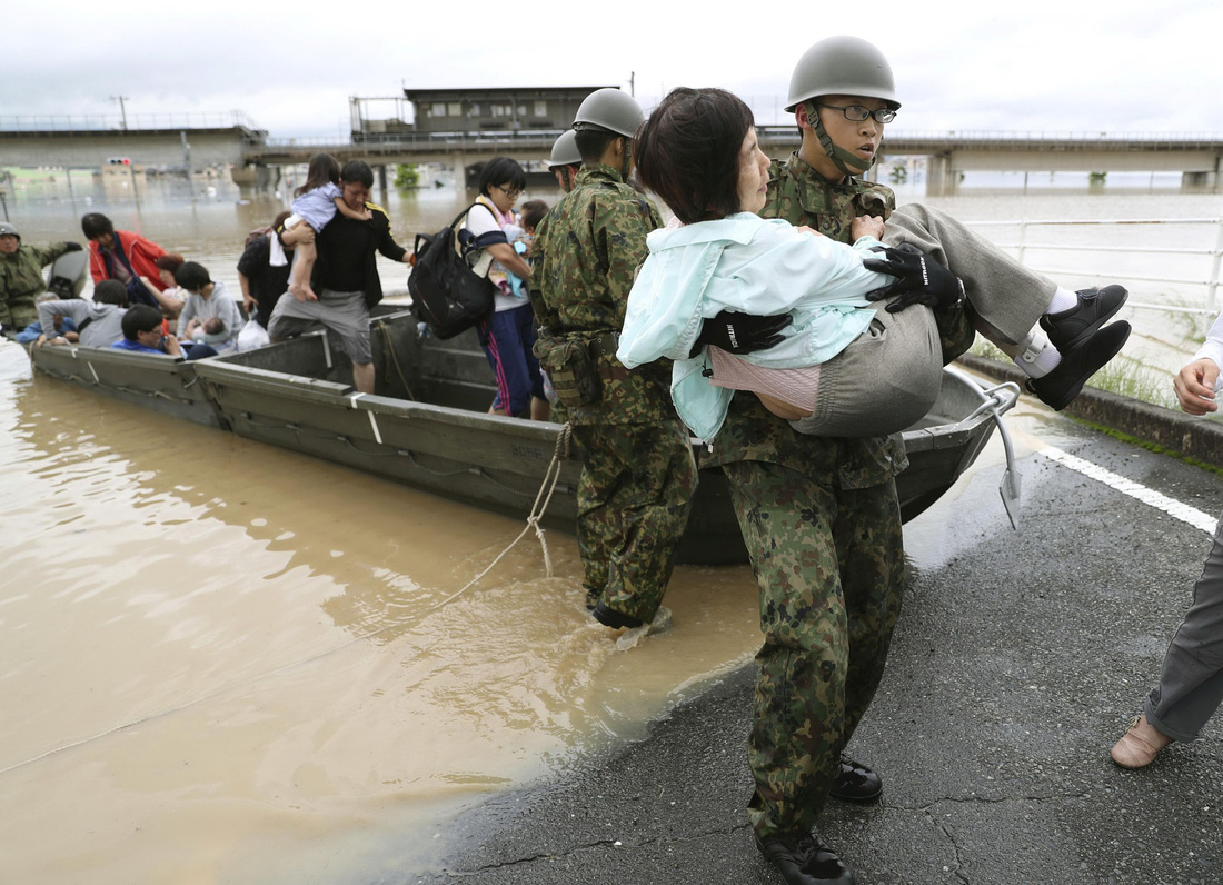 Cuộc đại di tản ở Nhật vì mưa khủng khiếp - Ảnh 2.