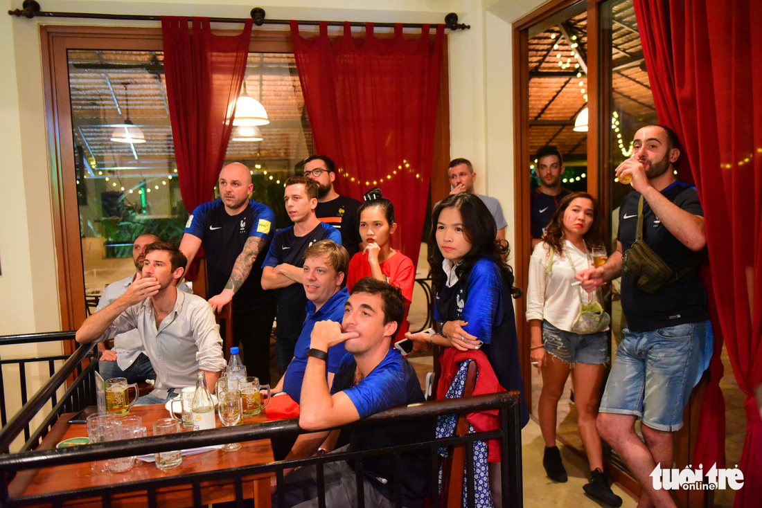 Tổng lãnh sự Pháp tại Sài Gòn cùng fan ăn mừng chiến thắng  - Ảnh 3.