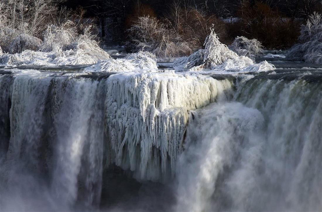 Du khách ngắm thác Niagara trong băng giá - Ảnh 10.
