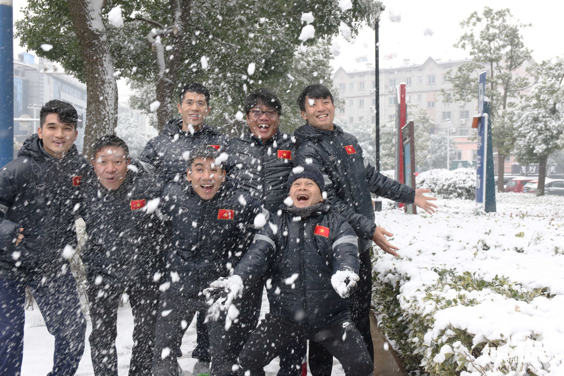 Tuyết phủ trắng nơi U23 Việt Nam đá trận chung kết lịch sử - Ảnh 2.