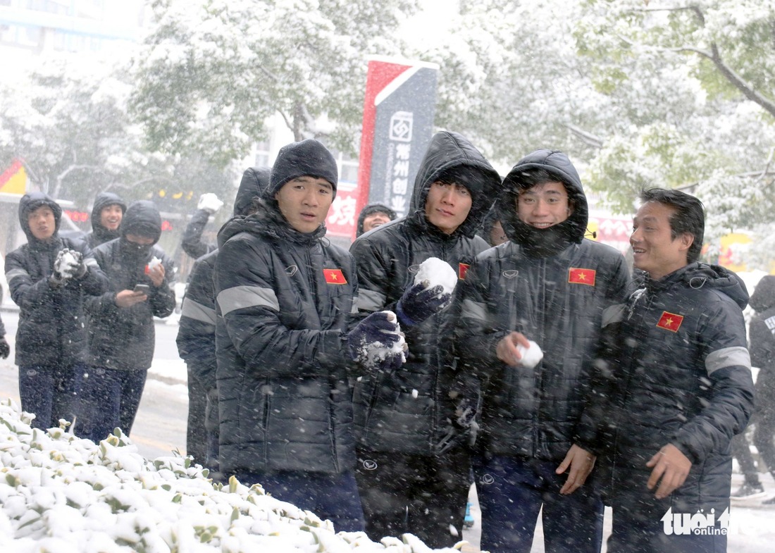 Tuyết phủ trắng nơi U23 Việt Nam đá trận chung kết lịch sử - Ảnh 5.