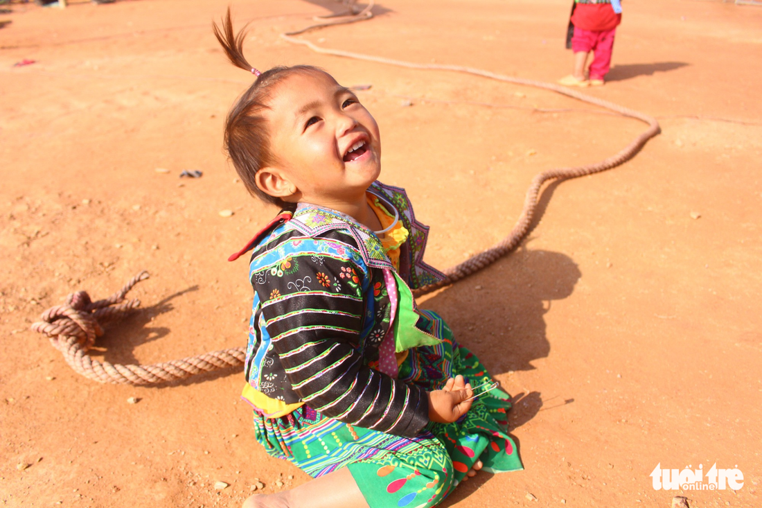 Những em bé lớn lên trên lưng mẹ - Ảnh 12.