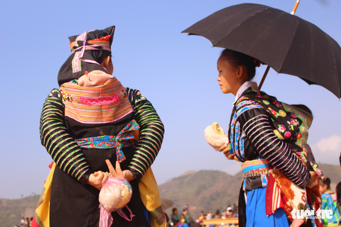 Những em bé lớn lên trên lưng mẹ - Ảnh 5.