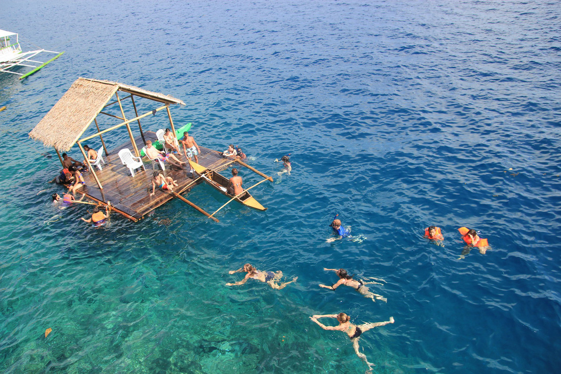 Nhảy xuống biển từ vách đá tại đảo thiên đường Philippines - Ảnh 4.