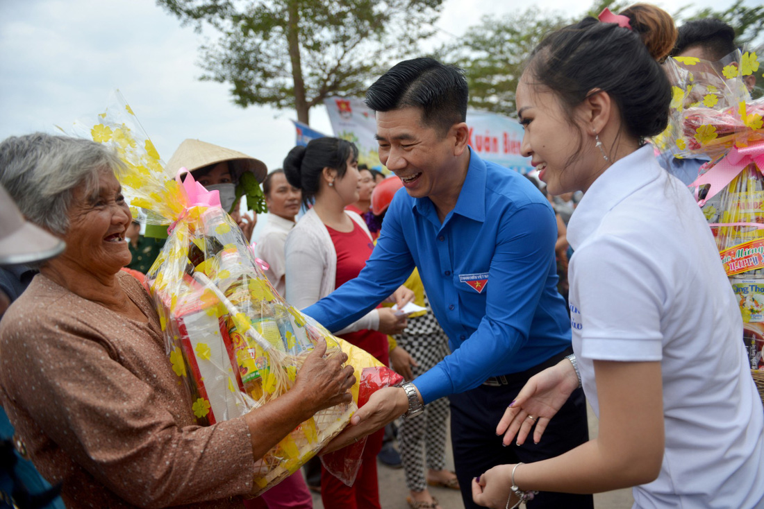 Nghệ sĩ hát, ngư dân phụ hò với Mùa xuân biển đảo 2018 - Ảnh 6.